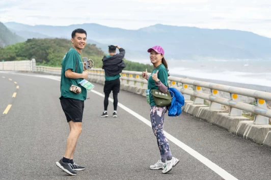 賽道沿途都是山海美景，吸引選手駐足邊跑邊拍邊打卡。大會提供