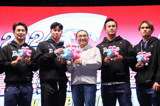 世界12強臺灣英雄見面會侯友宜與球員合影。新北市政府體育局提供