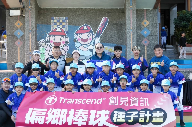 創見偏鄉棒球種子計畫棒球教學營邀請女棒國手陳曉梅及陳琪蓉擔任教練推展棒球觀念。台灣世界少棒聯盟提供