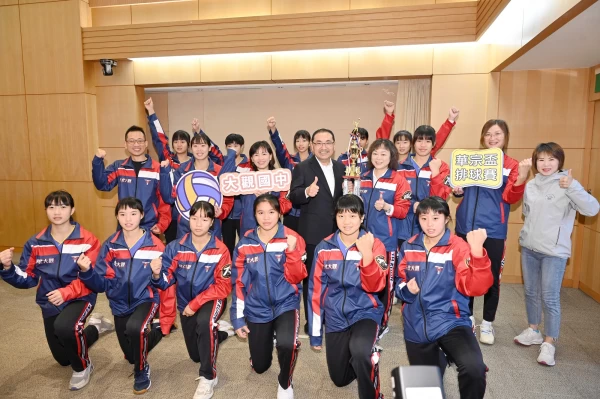 2024年全國第45屆華宗盃排球錦標賽-大觀國中女排奪冠於市政會議獻獎。新北市政府體育局提供