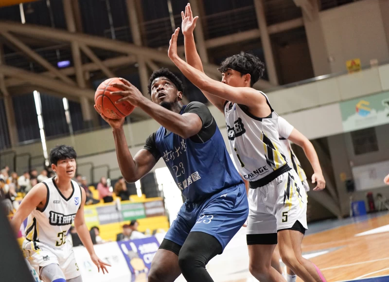 世新大學庫克UBA首度雙二十21分創新高21籃板平生涯最佳。大專體總提供