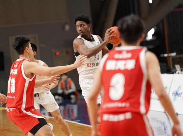 世新大學庫克21分15籃板。大專體總提供