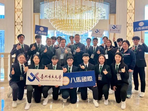 八馬國際王文欽博士與長期贊助的北市大空手道隊合照。八馬國際提供