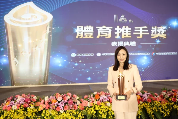 執行長劉怡萱代表愛爾麗領取銅質獎愛爾麗提供