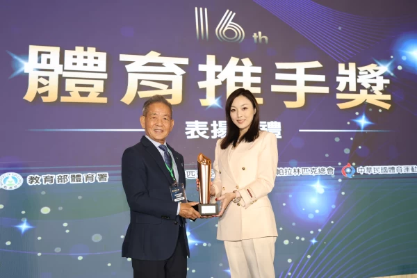 愛爾麗集團執行長劉怡萱(右)領取贊助類銅質獎座。愛爾麗提供
