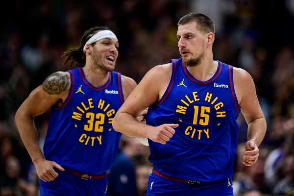 金塊當家球星「小丑」約基奇（Nikola Jokic，右）本季也延續了統治級表現。法新社
