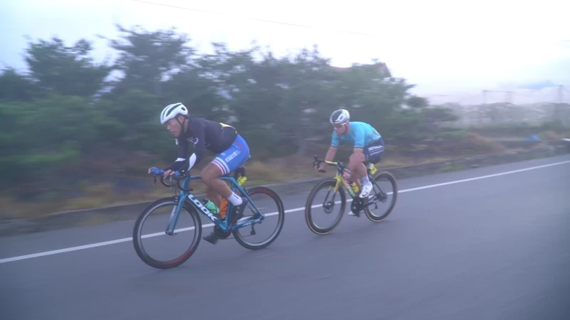 台灣小將吳彥均(前)與名將Cavendish組成二人小集團共騎近60km。大會提供