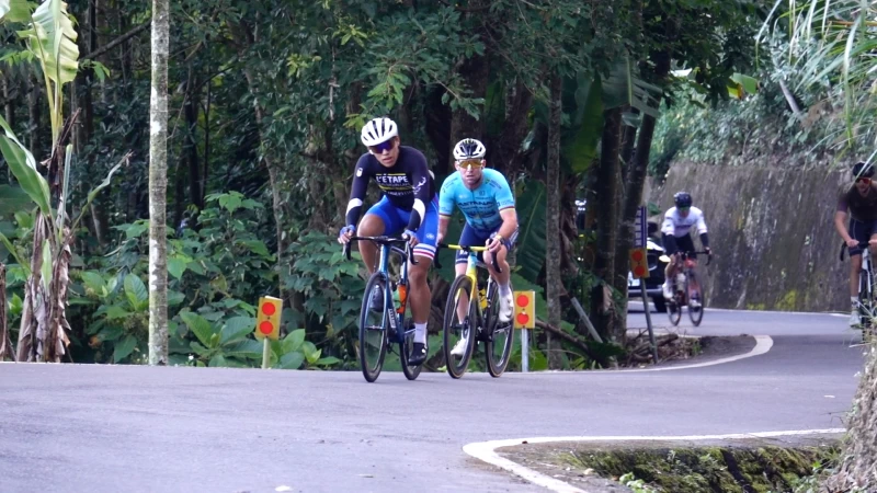 進入登山賽段後面選手逐漸逼近排頭的領先小組。大會提供