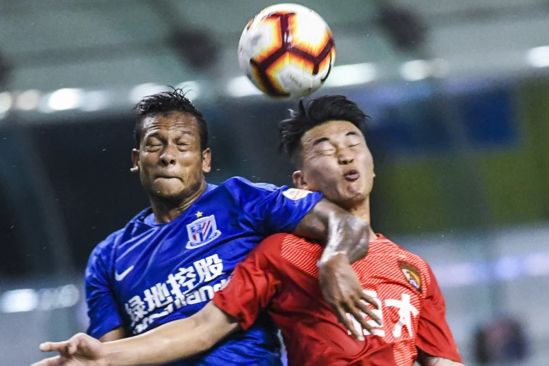 哥倫比亞中場球員瓜林(Fredy Guarin,左)揭露在中超時酗酒到最頂點。法新社
