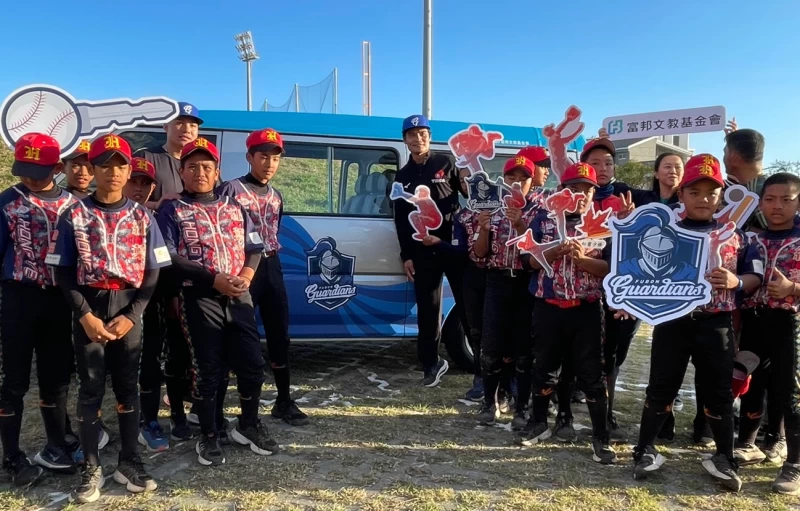 王勝偉和張進德協助贈與紅葉國小全新交通車。大會提供