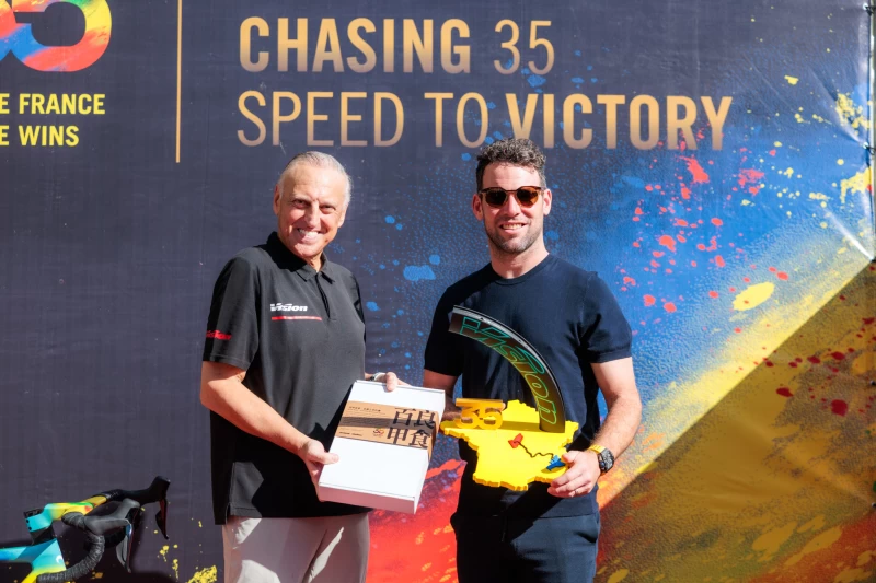Vision全球副總裁Claudio(左)為Cavendish右送上在地契作的霧峰香米及35勝紀念獎座。Vision Taiwan提供