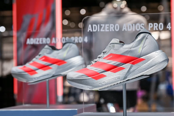 adidas Adizero Adios Pro 4 箱根驛傳新色將於12月3日起在全台門市及官方購物網站陸續上市。官方提供