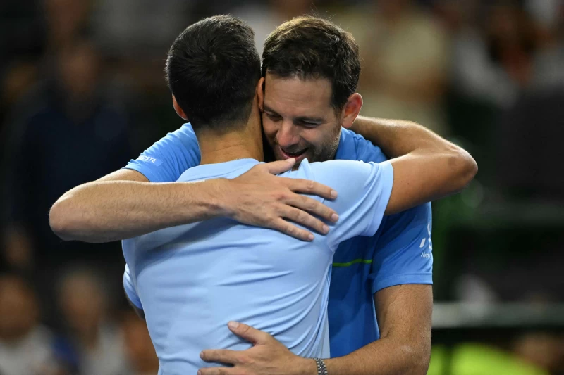 阿根廷網球明星狄波特洛(Juan Martin del Potro)和喬科維奇(Novak Djokovic)賽後落淚相擁。法新社