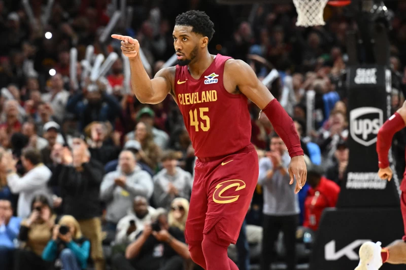 騎士靠著當家球星米歇爾（Donovan Mitchell）在末節拿下20分逆轉勝。法新社