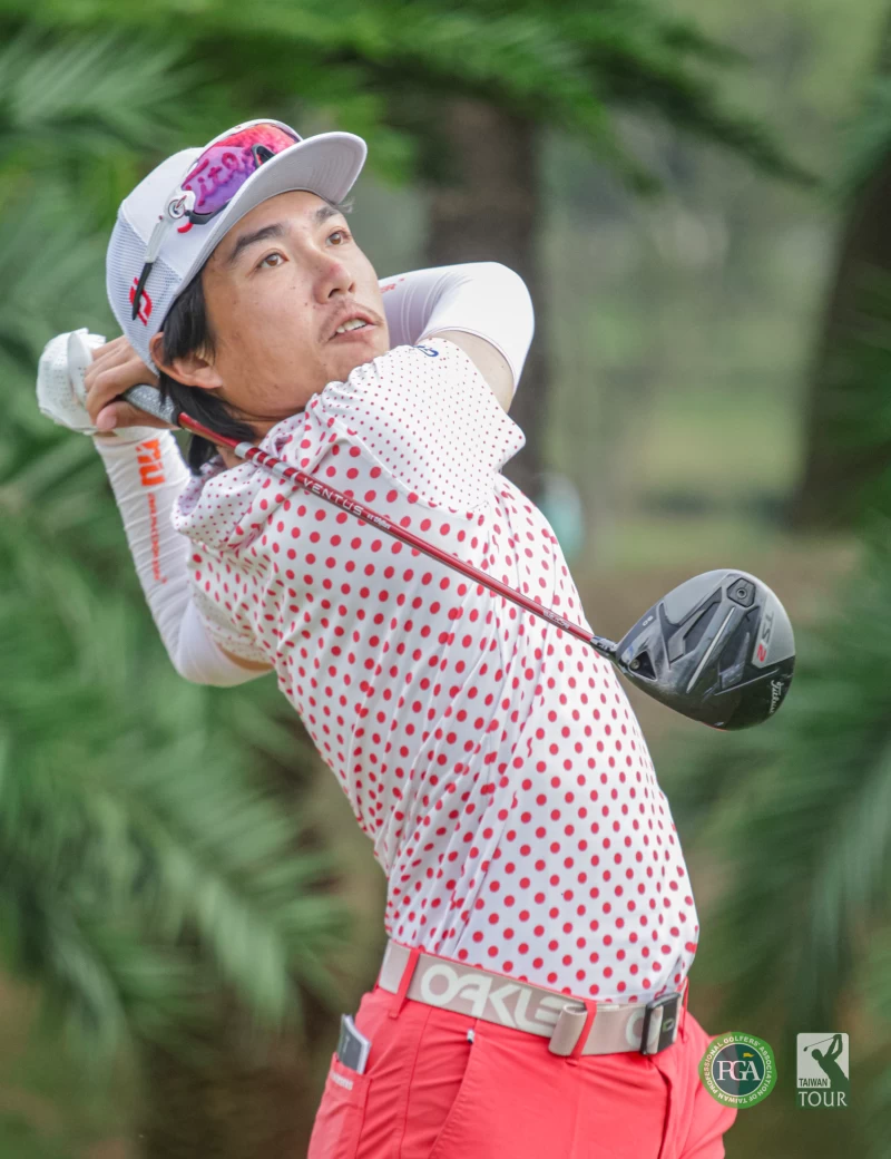 第二回合邱瀚霆71桿以-4暫並列第一。陳文欣攝影 