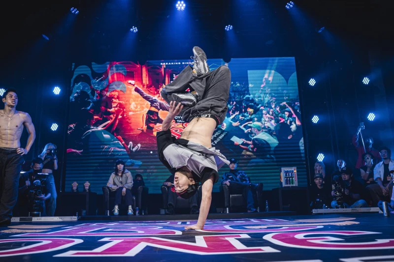 最年輕的 Red Bull Bc One台灣冠軍 B-Boy Jasper 吳定杰，以初生之犢的氣勢出征巴西最終資格賽。Red Bull提供