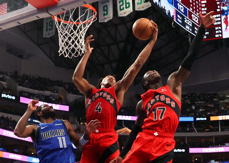 暴龍巴恩斯(Scottie Barnes，圖中)傷癒歸隊，搭配巴雷特(RJ Barrett)組成鋒線雙箭頭收到不錯效果。法新社