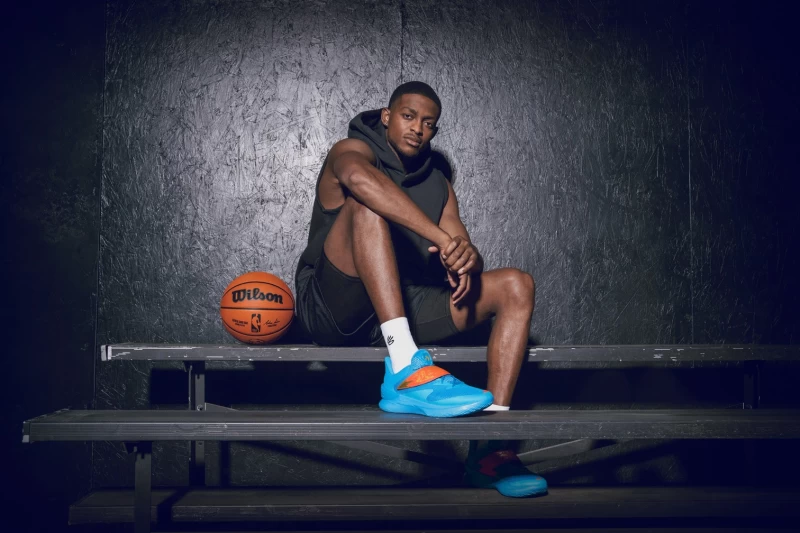 NBA沙加緬度國王隊明星後衛Deaaron Fox於2023年正式加盟Curry Brand為品牌旗下首位NBA簽約球星。官方提供