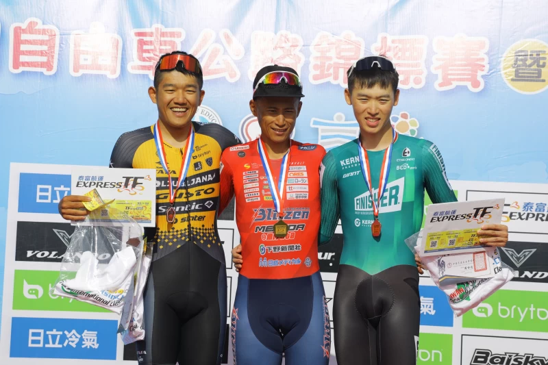 個人計時男子精英組前三，馮俊凱(中)、何彥宜(右)句李廷威3人都是在國外車隊。中華民國自由車協會提供/攝影張壽生