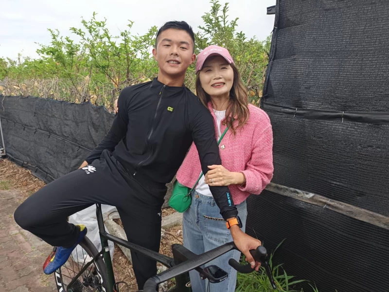 周承鈞的媽媽也特別到現場幫兒子加油。詹健全攝