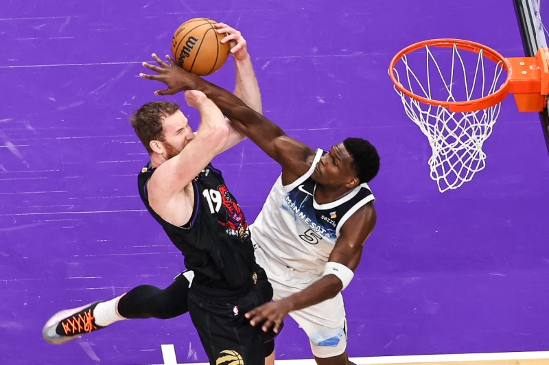 暴龍主力中鋒伯爾特(Jakob Poeltl,左)都已傷癒歸隊。法新社
