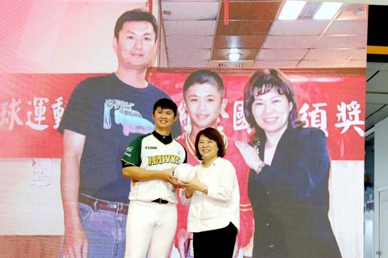 宣傳大使吳明鴻贈送簽名球給黃市長。大會提供