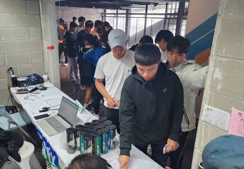本屆 YONEX盃因雨造成未完比賽被沒收後，尚未出賽的選手排隊等待退費。網協提供