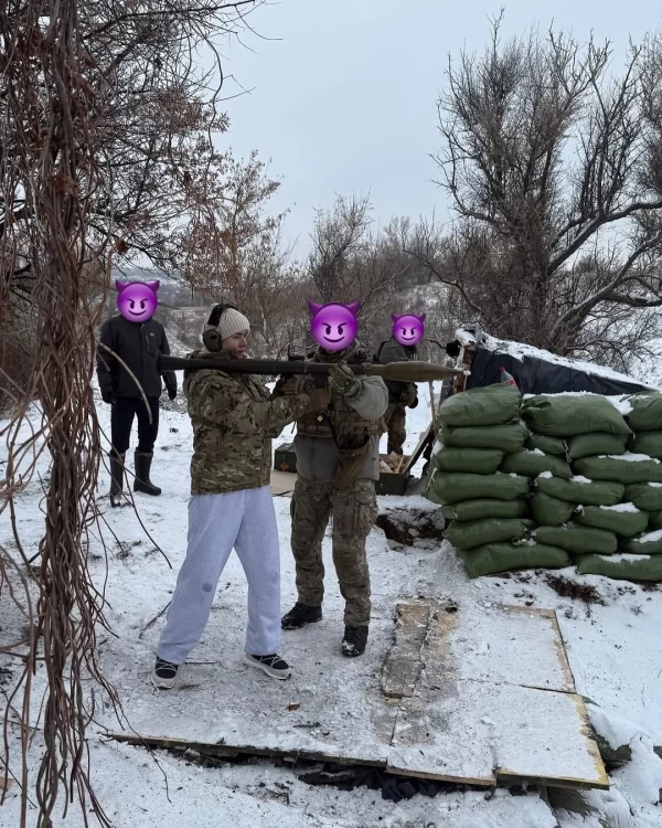 絲薇托莉娜透露自己在白雪皚皚的背景中，穿著暖和的衣物瞄準火箭發射器。摘自絲薇托莉娜IG