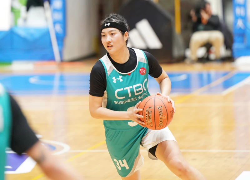 中信學院林妘樺16分12籃板5抄截。大專體總提供