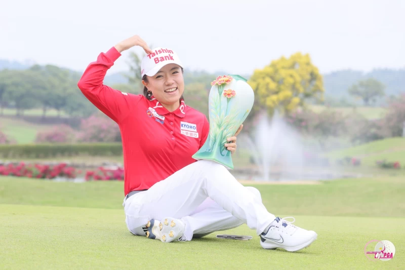 蔡佩穎捧起大亞集團女子公開賽首屆冠軍獎盃。Tlpga／葉勇宏攝
