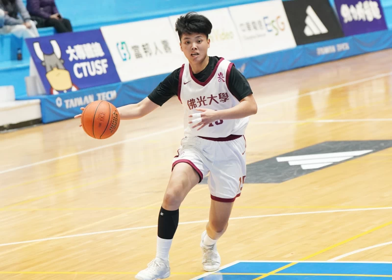  佛光大學陳丁綺15分10籃板。大專體總提供