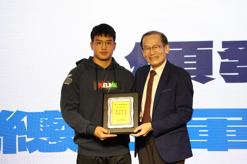 台北元坤隊長姚致堯致堯送給杜領隊三連霸感謝狀。元坤運動文創提供