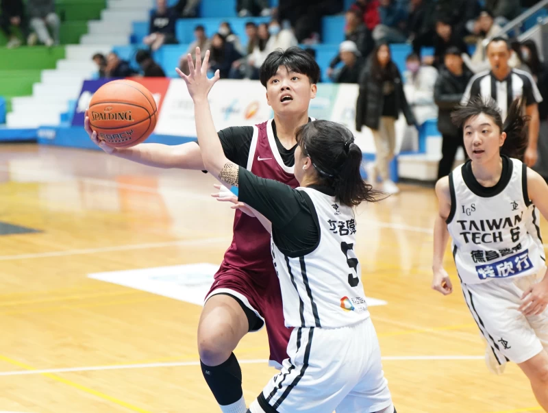 佛光大學陳丁綺18分11籃板。大專體總提供