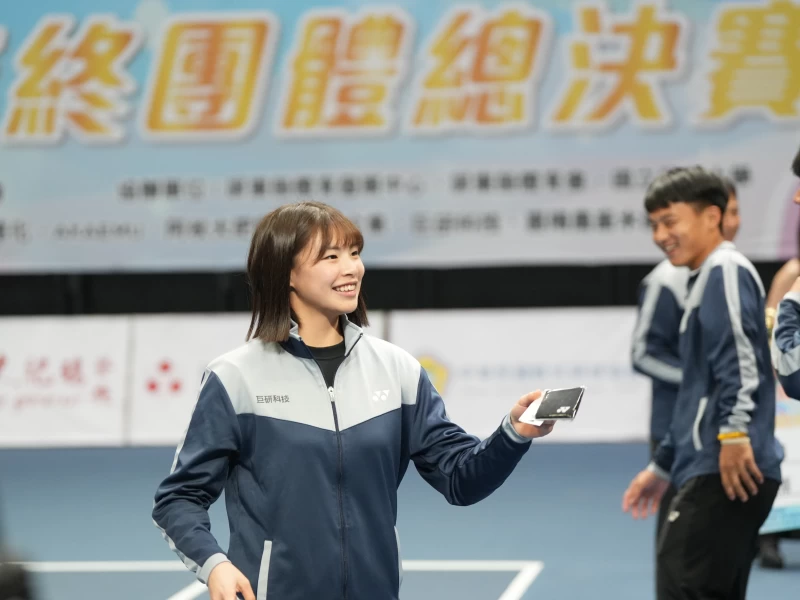 團體第一巨研科技 頒獎典禮後發放小禮物給觀眾。大會提供