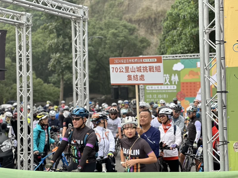 徐志榮(左)老師 與Linda 擔任70公里組領騎。大會提供
