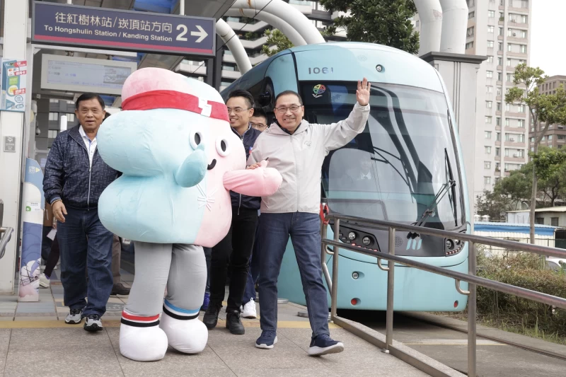 淡海輕軌壯寶列車首航侯友宜和壯寶一起搭乘。新北市政府體育局提供