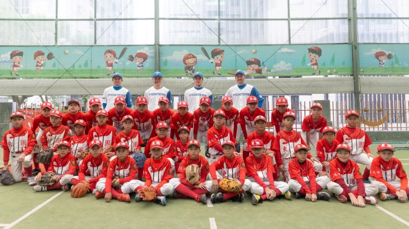 世界少棒小學堂與日本火腿鬥士隊合作前進親善學校。台灣世界少棒聯盟提供