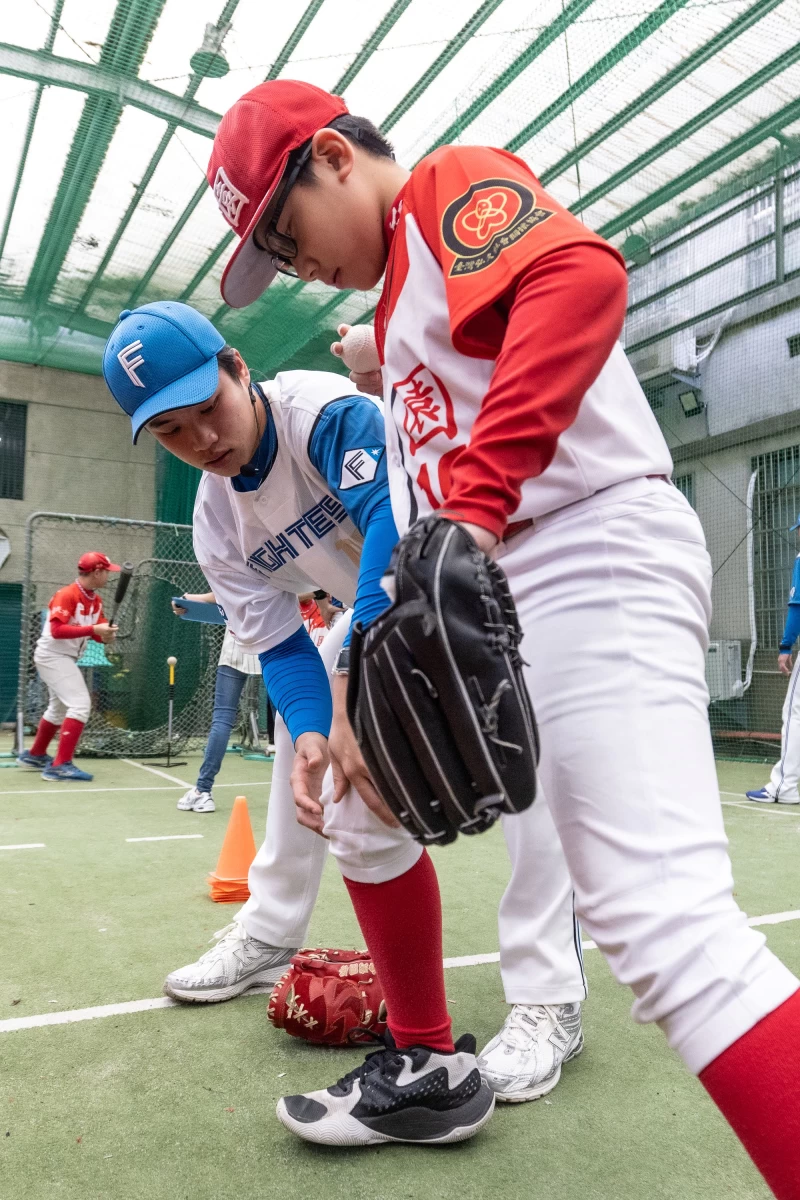 孫易磊指導東園學弟投球腳步。台灣世界少棒聯盟提供