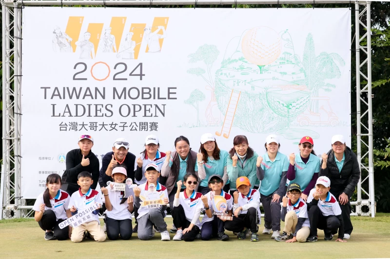 臺中市頭汴國小高球隊今天幾乎全員出動，前來台豐球場為台灣大哥大女子公開賽參賽球星加油打氣。大會提供