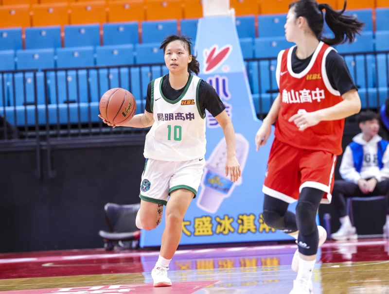 陽明高三雙一姊前鋒盧柏岑15分6籃板2抄截。大會提供