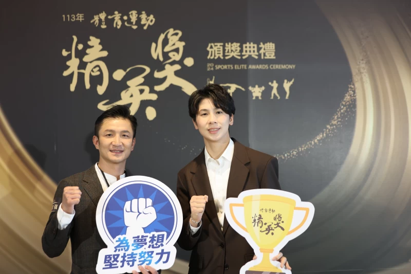 林郁婷與教練曾自強首度同台獲獎。李天助攝