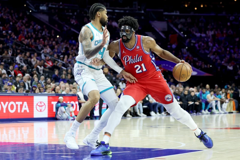76人當家球星恩比德(Joel Embiid)戴面具上場。法新社