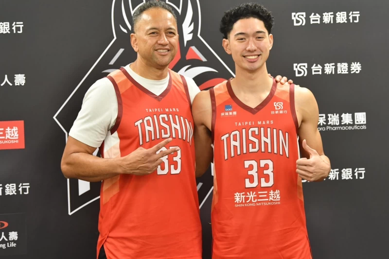中華職籃CBA名將雷克斯與兒子台新戰神球員雷蒙恩。張致傑攝