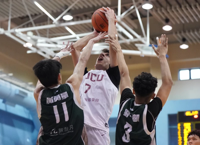 輔大莫森中13分10籃板3阻攻。大專體總提供