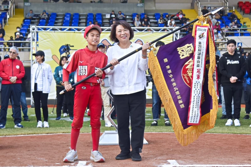 去年度新竹縣關西國小歸還優勝旗。大會提供