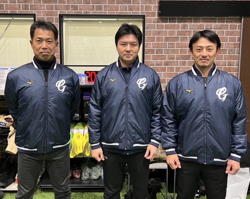 悍將二軍投手教練島崎毅(左)、副領隊林威助(中)二軍總教練後藤光尊(右)。官方提供