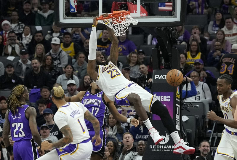 洛杉磯當家球星詹姆(LeBron James)斯轟下全場最高的32分。法新社