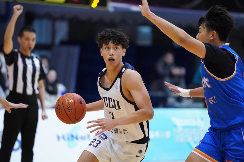 政治大學吳志鍇19分7籃板。大專體總提供