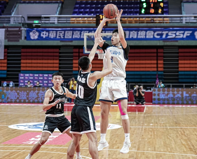 東泰一哥邱繼揚三分球5投中2再飆35分15籃板,雙寫生涯新高領軍率先晉八強。大會提供
