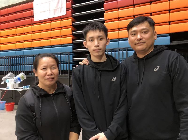 東泰教練高丁父子檔與兒子的媽晉八強同框。大會提供
